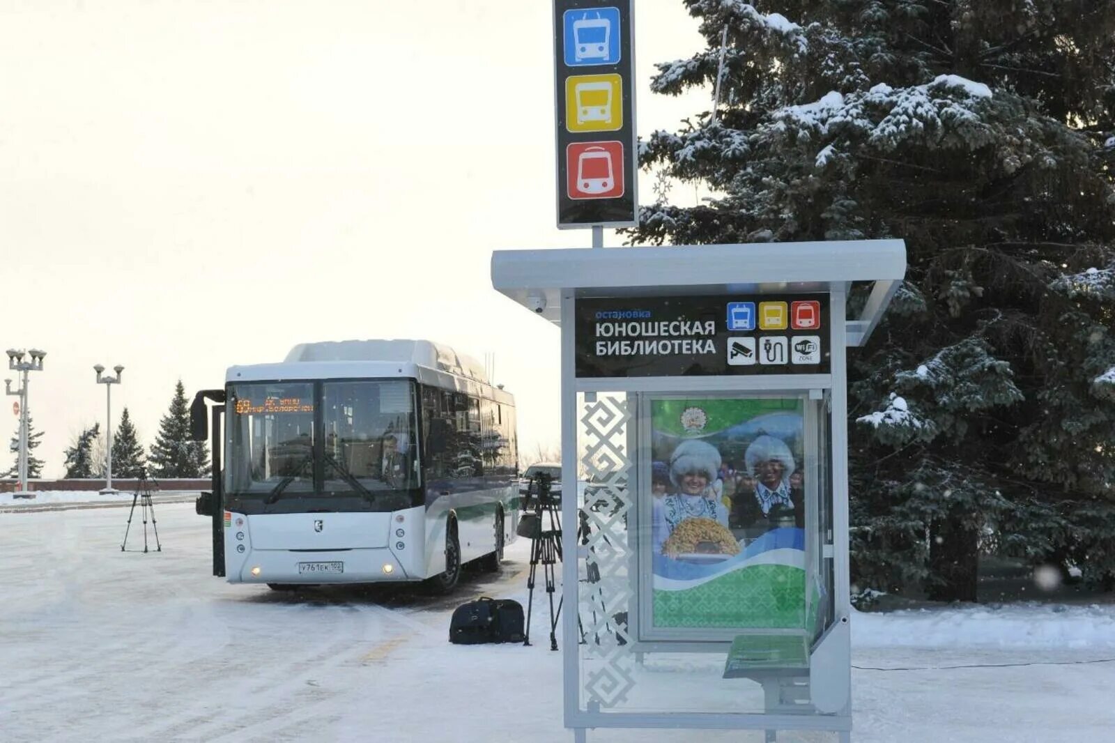 Остановка новая уфа. Автобусная остановка. Остановки Уфа. Умные остановки Уфа. Автобусная остановка в России.