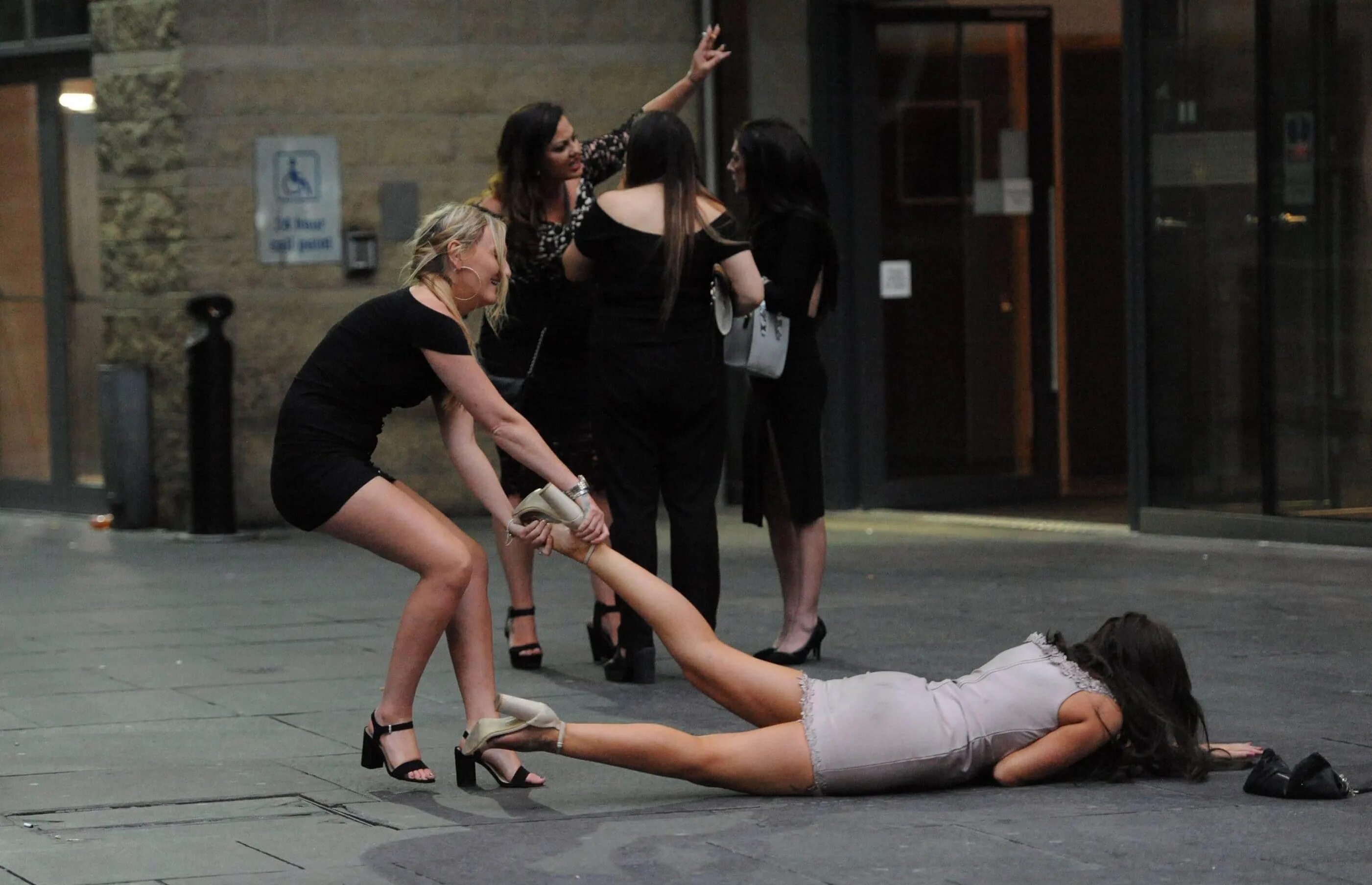 Унижение на улице. Унижение на улице. Унижение на улице. Публичное унижение фото. Женщина мент.