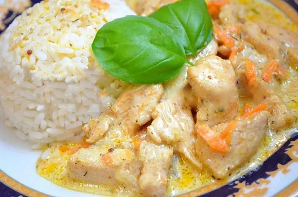 Курица с овощами в сметане. Курица в сметанном соусе с рисом. рис с курицей в сливочном соусе. рис с курицей и подливкой. куриное филе в сметане с рисом.