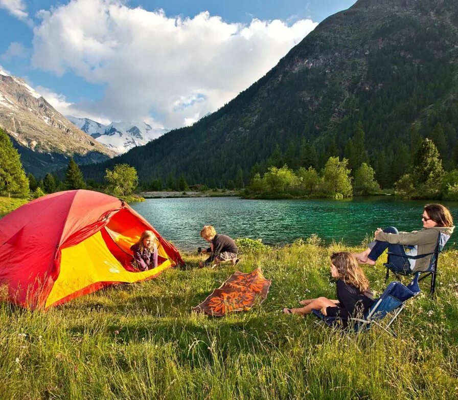Семья на пикнике. Near the camp. Near the camp. Camp near the lake. Пикник с семьей на природе.