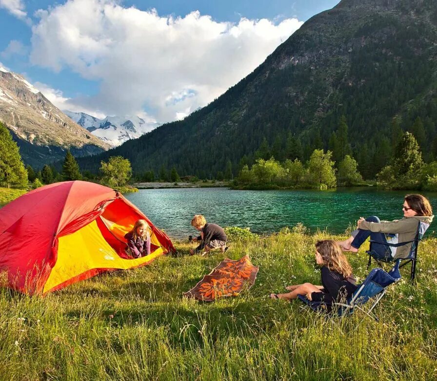 Camping pictures. Кемпинг. Палатка в Альпах. Палатка у озера Италии. Кемпинг у реки.