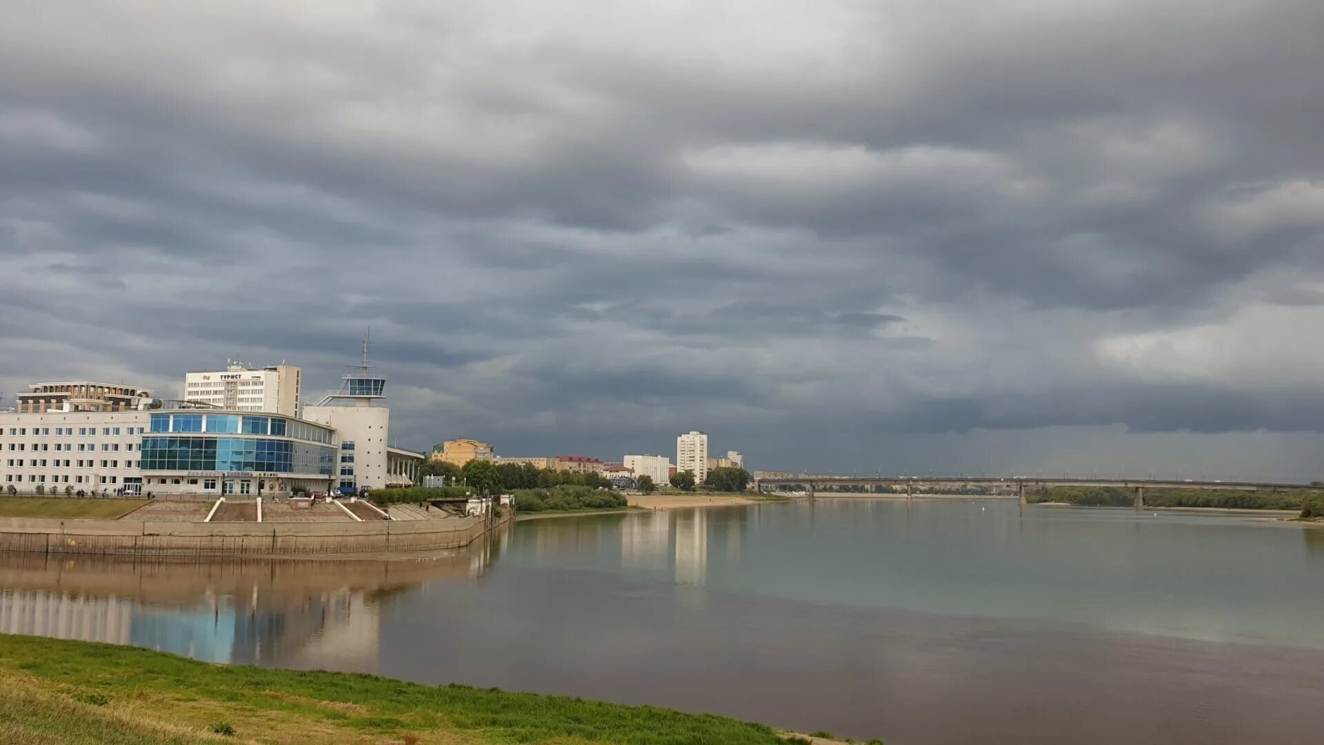 Город омск река иртыш. Омск иртыш и омь. Набережная иртыша омск. Омск город на слиянии двух рек. Река иртыш и омь.