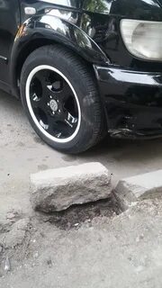 Наехал на бордюр