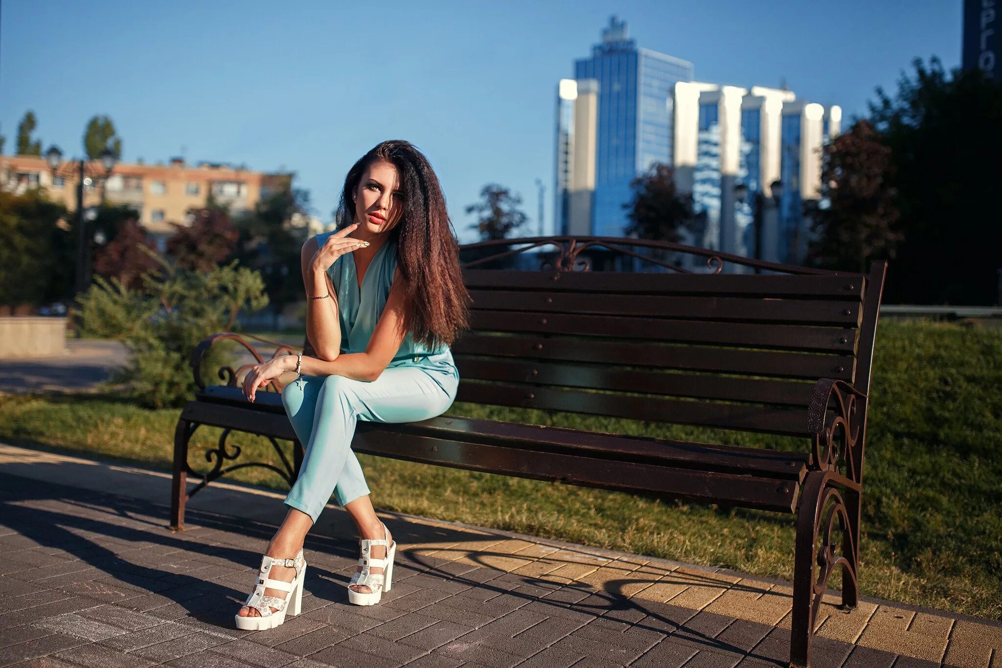Красивые фотосессии на улице. Позы на скамейке. Красивые девушки в парке. Идеи для фотосессии на улице