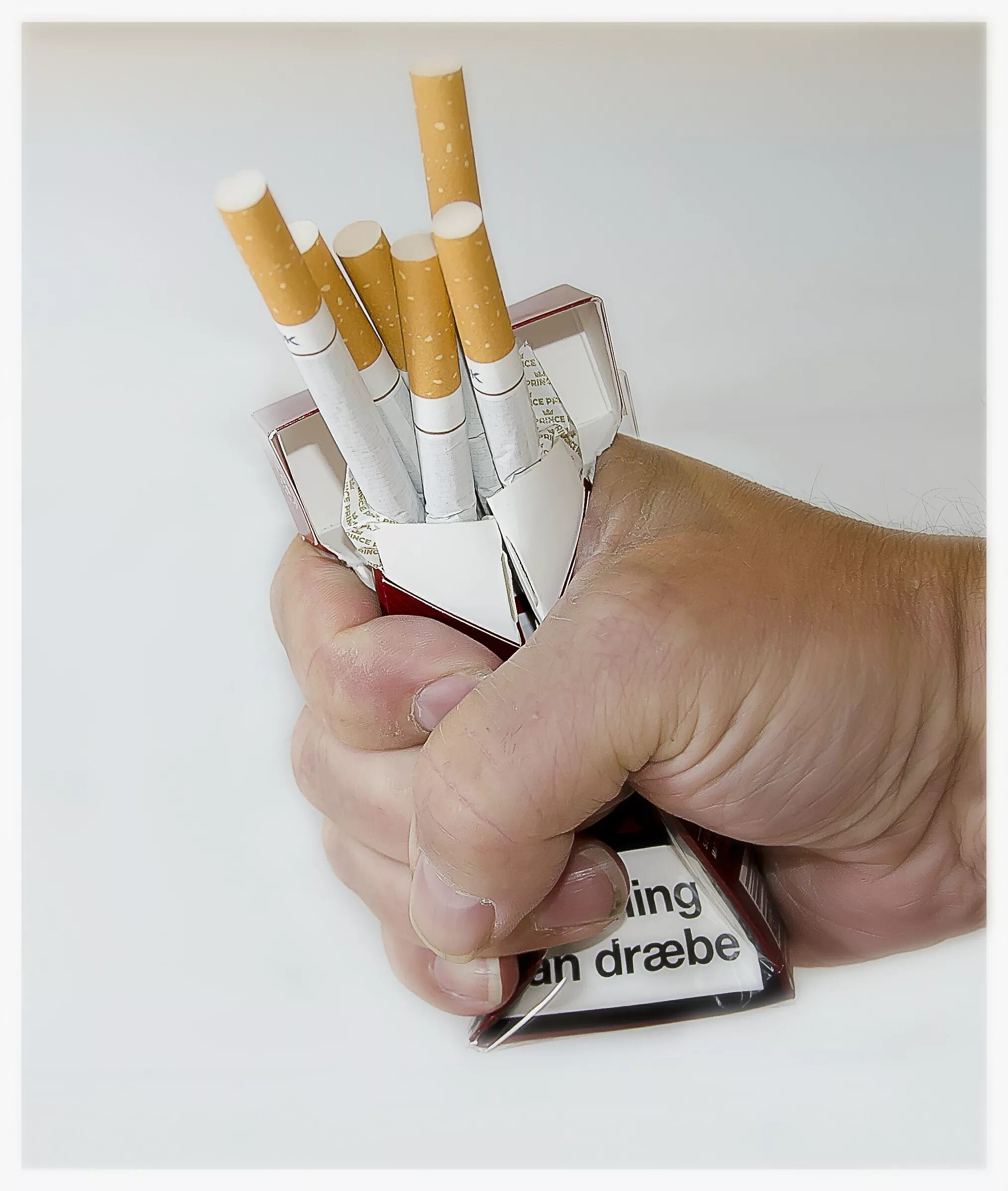 Сигареты. Пачка сигарет в руке. Сигареты бросай курить отзывы