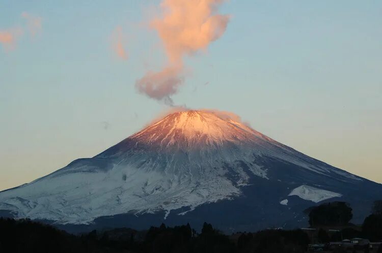 Вулкан Фудзияма извержение. Yaponiya futziyama vulqoni. Фудзияма Япония извержение. Извержение вулкана Фудзия. Фудзияма извержение