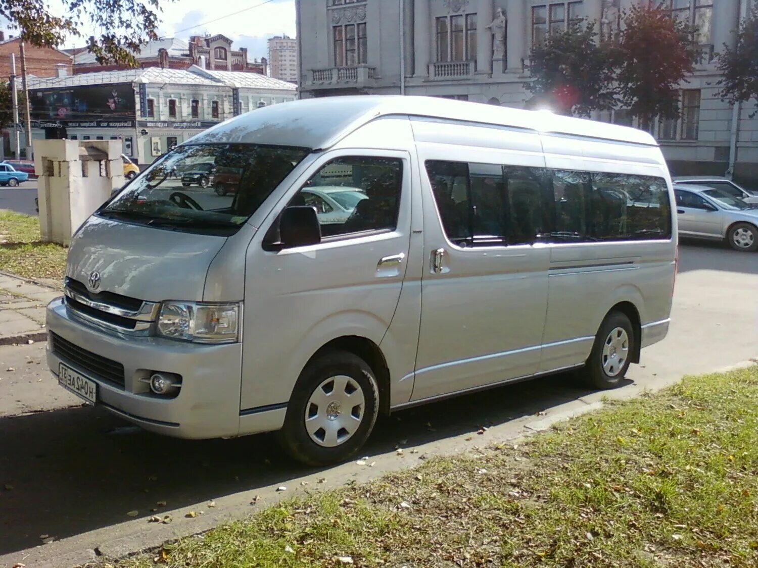 Купить микроавтобус 9. Toyota Hiace 14 мест. Тойота Хайс h200 синий. Toyota Hiace Абхазия. Микроавтобус Toyota 14 мест.