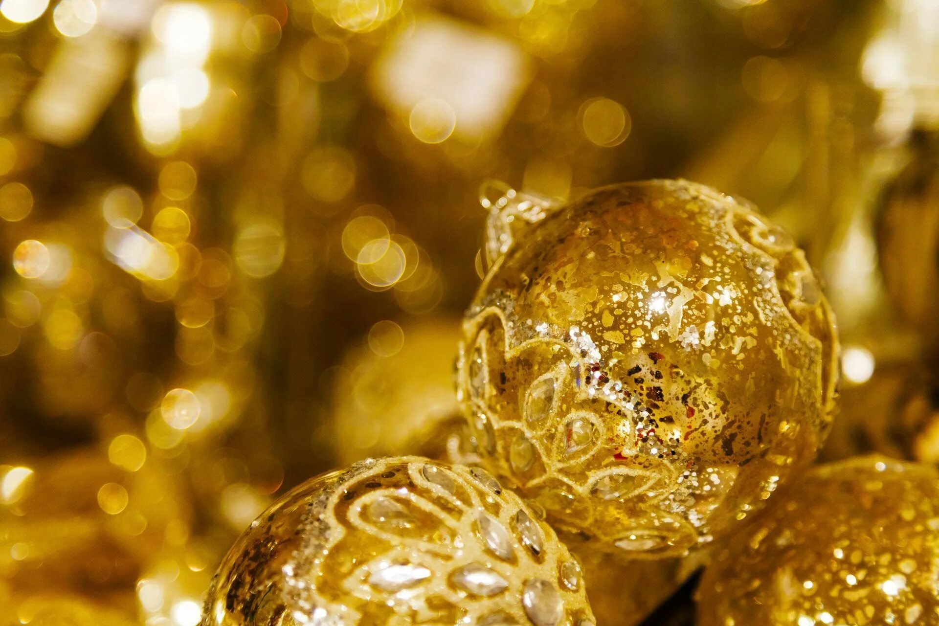 Новогодние шары золотые. Золотые новогодние игрушки. Золотые шарики на елку. Новогодний фон.