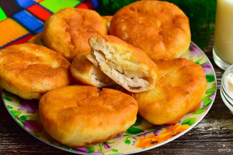 Беляши на дрожжевом тесте на сковороде рецепт. Беляши с мясом. беляши домашние. фарш для беляшей. домашние беляши с мясом.