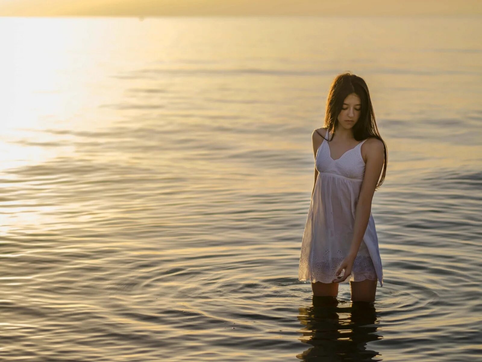 Девушка на берегу моря. Фотосессия в воде в рубашке. Девушка в мокрой рубашке. Девушка по колено в воде. Тиго шатенка песня