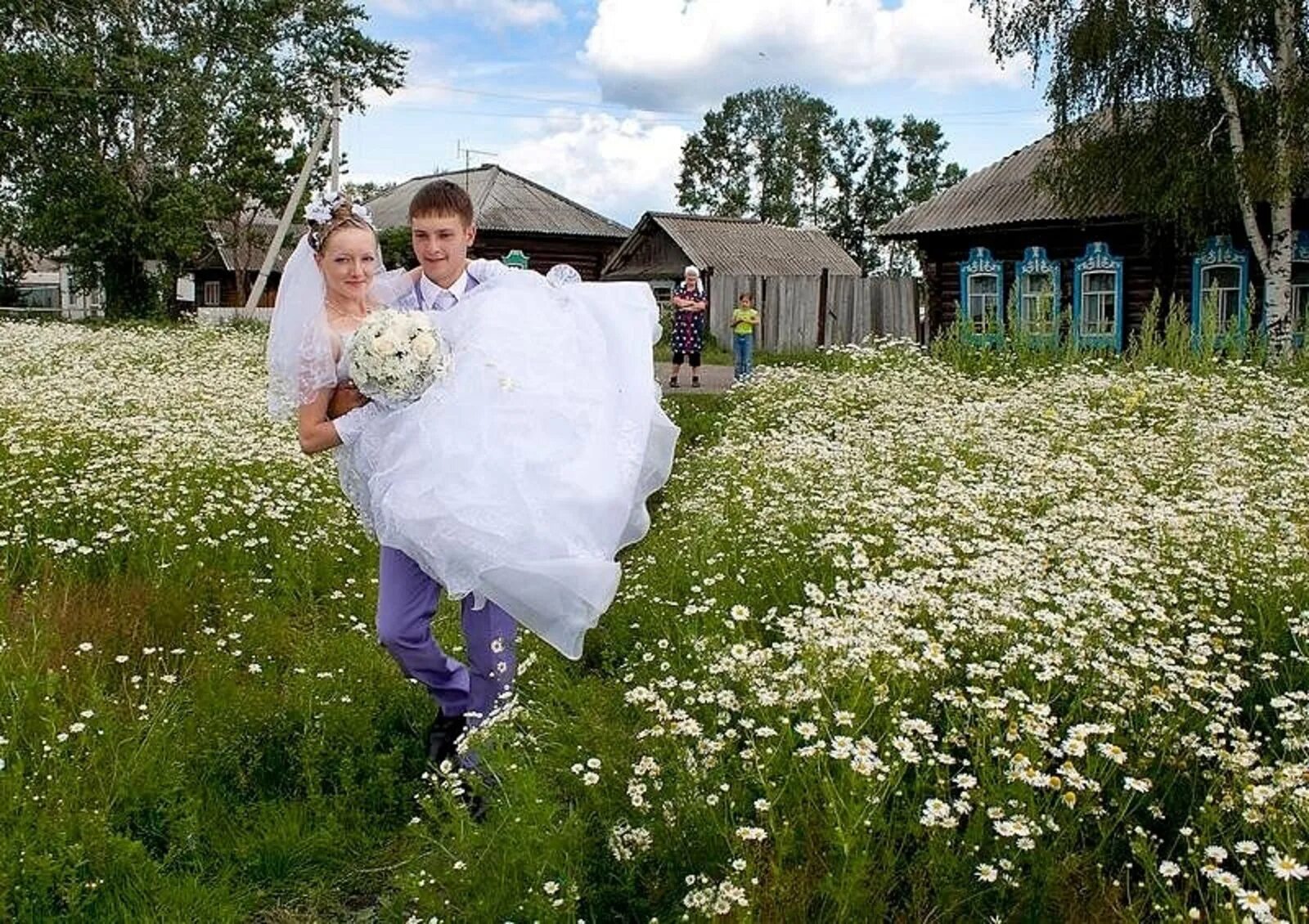 Жена с деревни 1. Сельская свадьба. Деревенская свадьба. Невеста в деревне. Свадьба в селе.