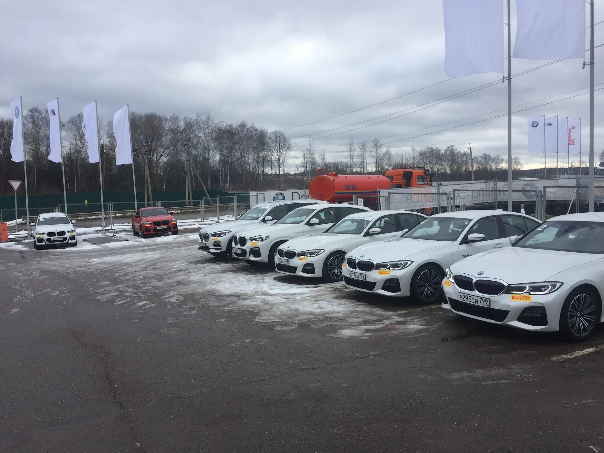 Автопарк BMW. Современный автопарк BMW. Автопарк БМВ драйв экспириенс Дмитров. Корпоративный автопарк