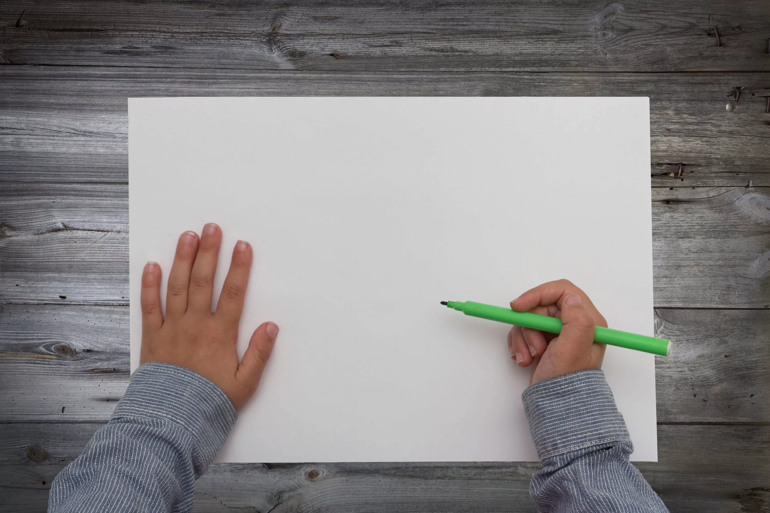 Над бумажным над листом. Ребенок с листом бумаги. Лист бумаги в руке. Лист в руке. Чистый лист бумаги и маркер.