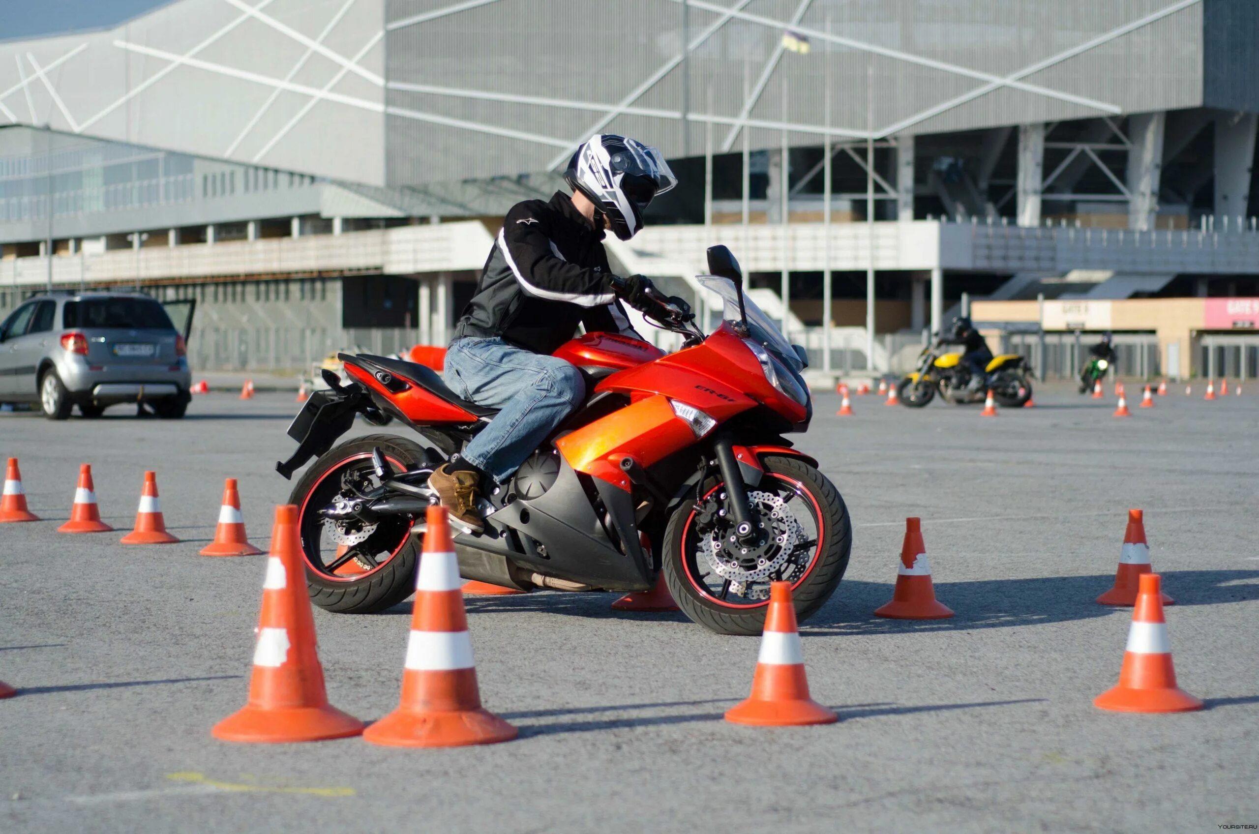 Мотоциклы в мотошколах. Вождение мотоцикла. Учебный мотоцикл. Мотошкола дмитровское шоссе. Обучение вождению мотоцикла.