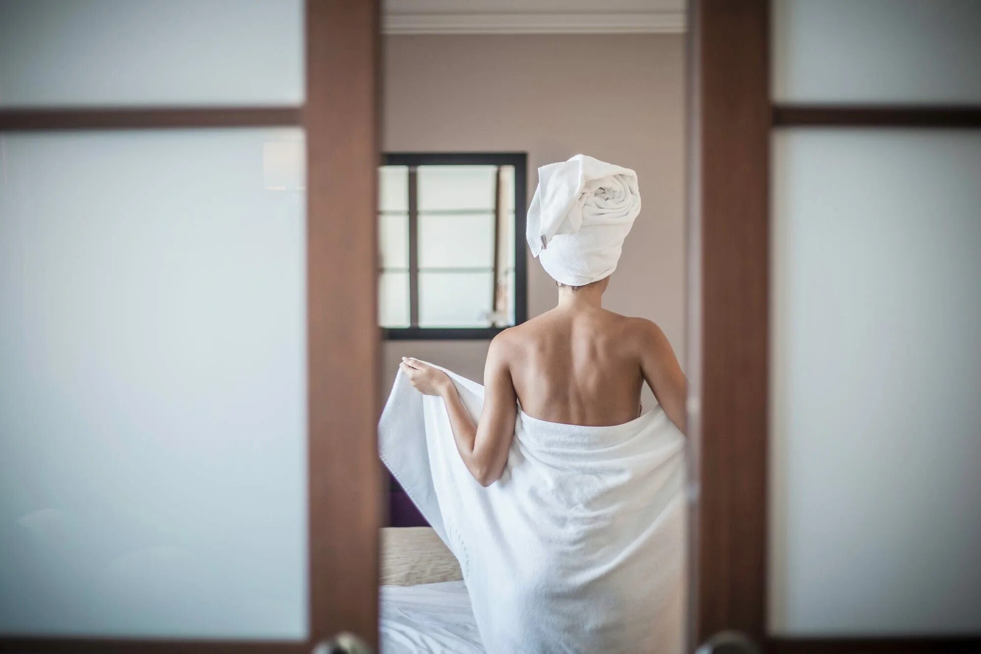 Женщина в полотенце. Женщина с полотенцем на голове. Девушка в одном полотенце. Женщина после душа. Чужим полотенцем