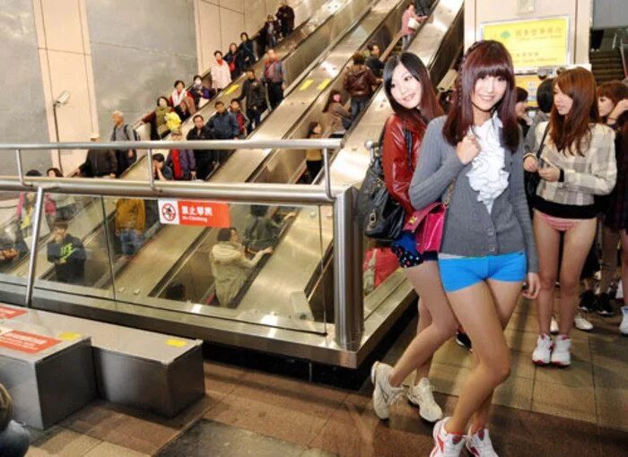 Ролики японских жен. Японские девушки в метро. В японском метро девочку. Японские девочки в транспорте. Красивые японки в метро.