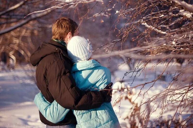 Обнимаю зимой. Зимние объятия. Пара зимой. Влюбленные со спины зимой. Объятия зимой.