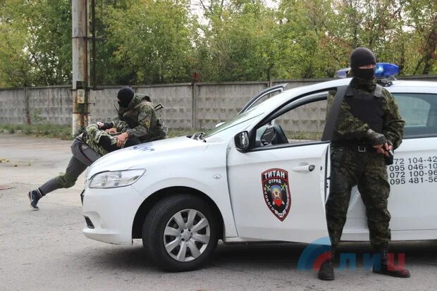 Охрана в луганске. Охранники школы луганска. Клейменов мвд лнр. Начальник охраны плотницкого фото. Мвд луганской народной республики.