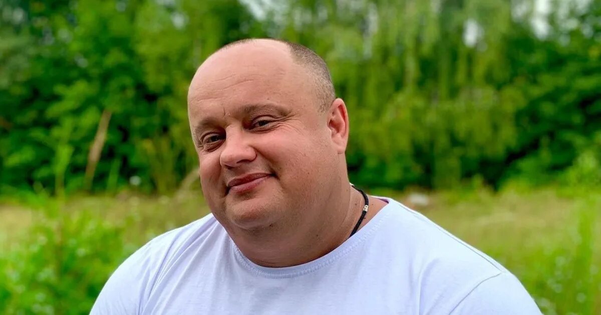 Топиарная фигура саксофонист. Музыканты на улице. Топиарная фигура "трубач". Музыкант куста. Обои для музыкантов.