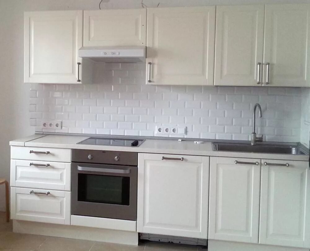 фартук для белой классической кухни. белая кухня с белым фартуком. белые кухни. белая кухня с белым фартуком. белые кухни.