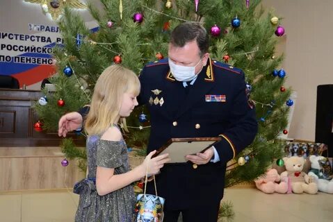 Поздравили детей сотрудников
