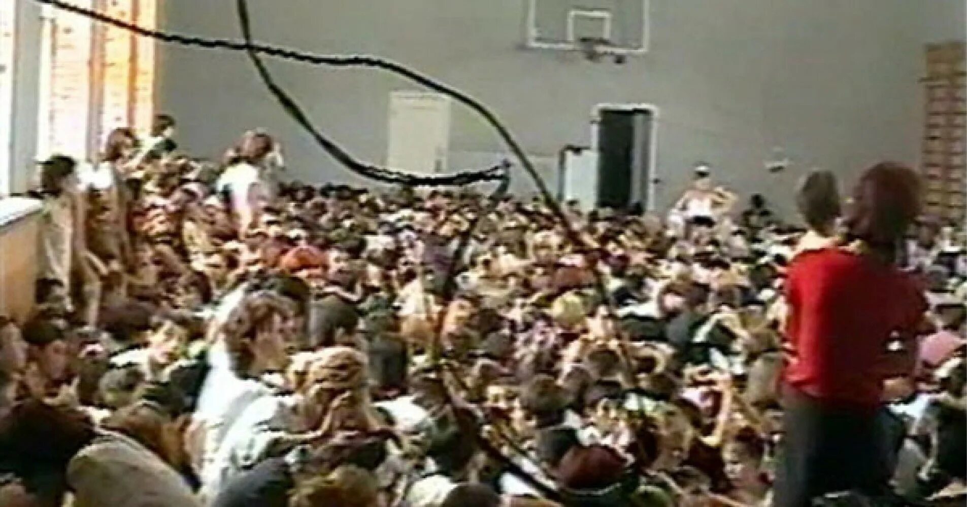 2004- Захват заложников в школе в Беслане. Заложники в спортивном зале в Беслане 2004 года.