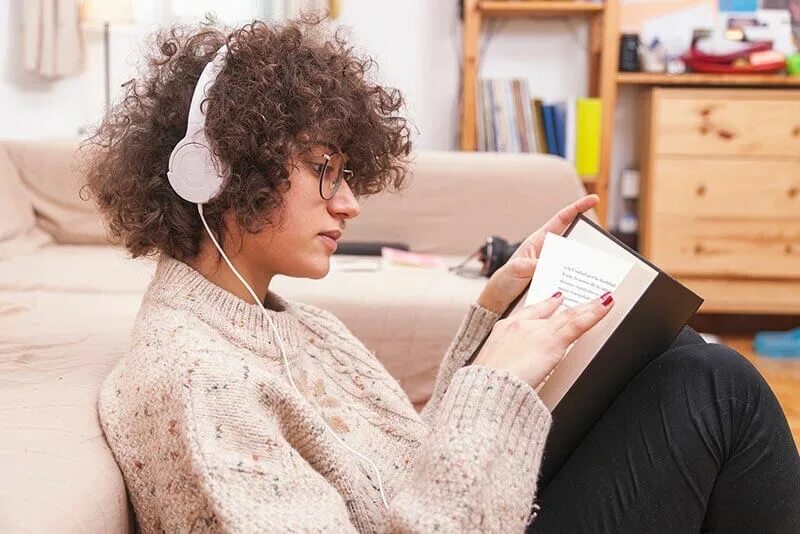 Фонарик для чтения. Прослушивание музыки во время чтения. Читает посты. Читает книги под музыку. Девушка под деревом с книгой.