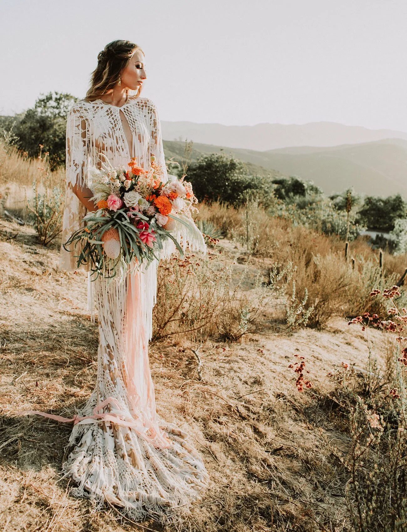 Бохо или богемный шик свадьба. Свадьба в стиле бохо богемный шик. Свадьба в стиле бохо. Свадебное платье в стиле рустик бохо. Свадебное платье бохо богемный шик.
