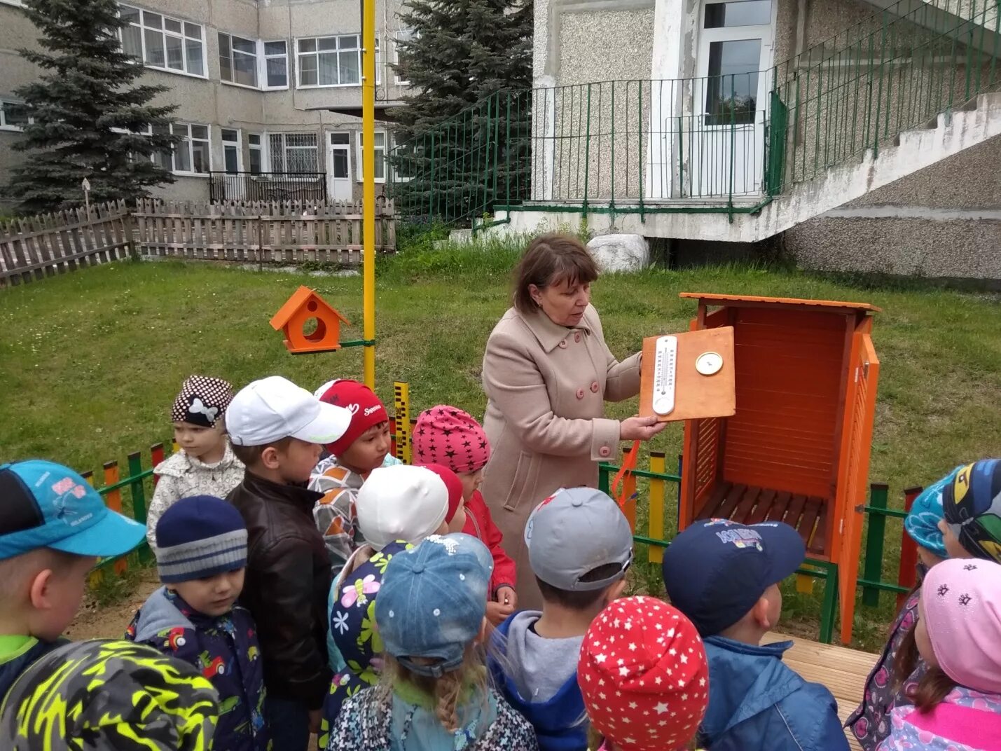 Метеоплощадка в детском саду. Метеостанция в детском саду. метеоплощадки для детского сада.