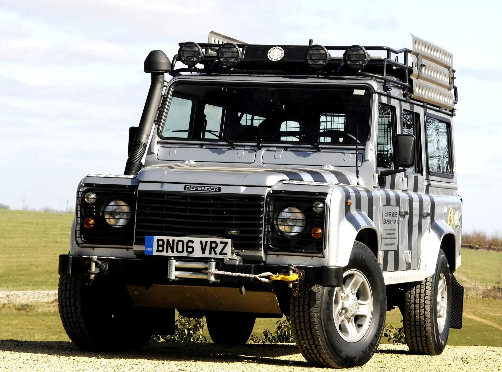 Авто defender. Ленд Ровер Дефендер 110. Ленд Ровер Дефендер 110 2015. Ленд Ровер Дефендер 90. Ленд Ровер Дефендер 5.