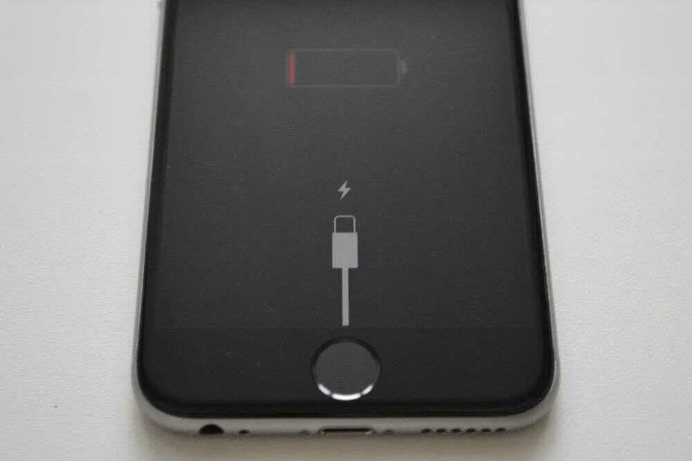Айфон выключился и на зарядке. Экран выключенного айфона на зарядке. Айфон выключается. Выключенный айфон на зарядке.