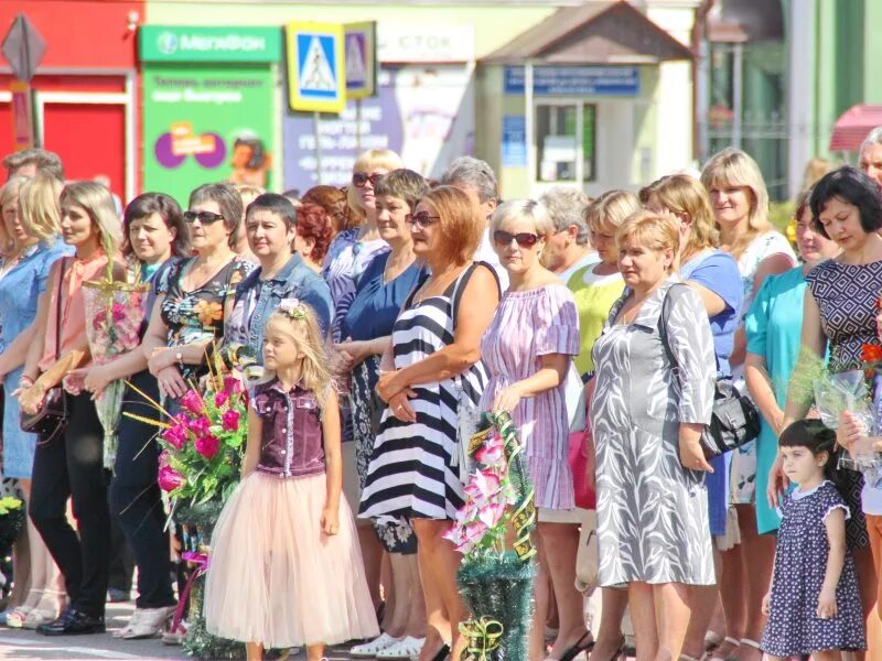 Дмитровск орловский на 2 недели. Дмитровск-Орловский. Школа 2 Дмитровск Орловский. Дмитровск Орловская область. День города в Дмитровске Орловской области.