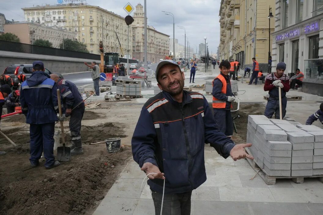 Таджикские рабочие. Таджики мигранты в Москве. Гастарбайтеры на стройке. Мигранты на стройке. Таджики на стройке.