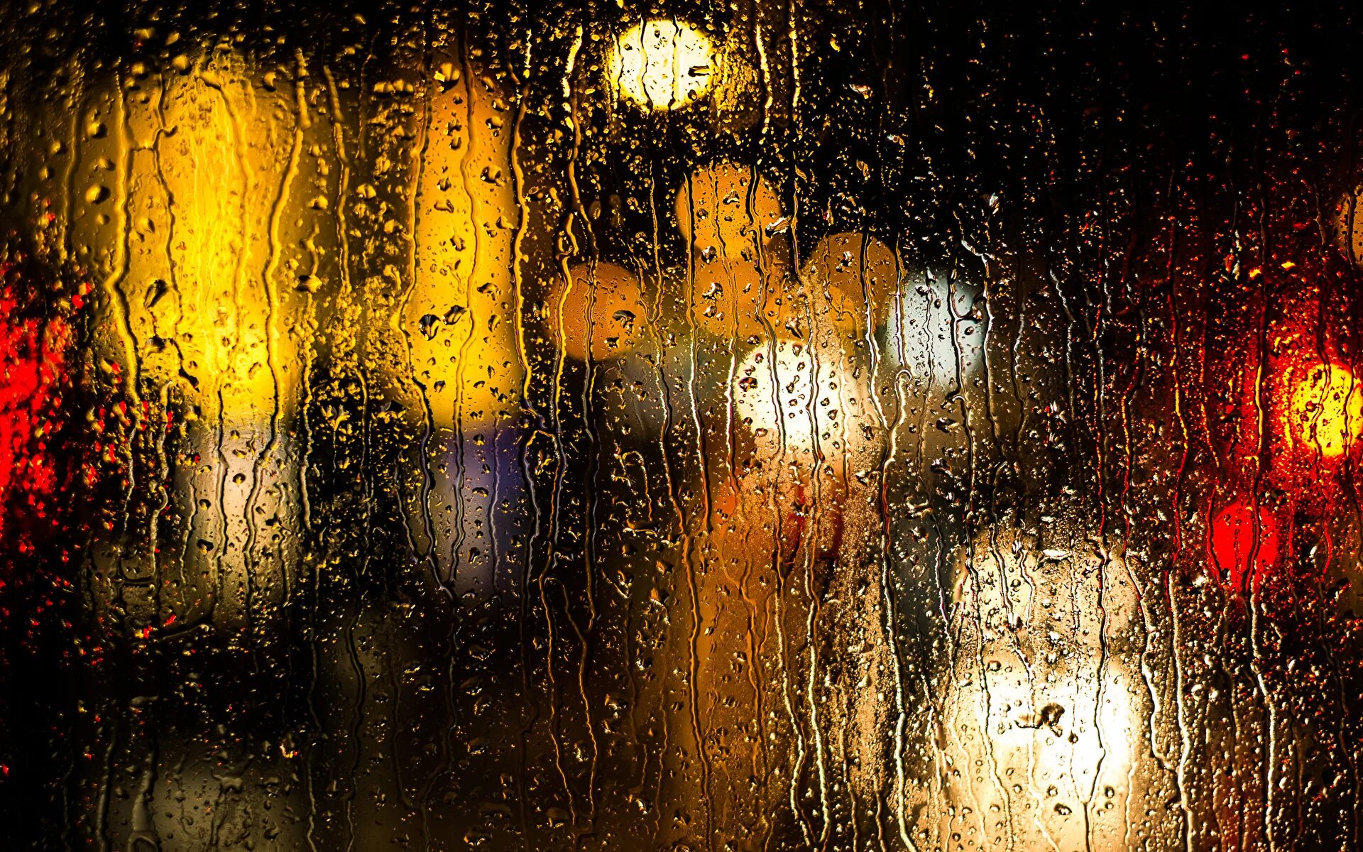 В темных каплях дождя. Капли на стекле. Фон дождь. Дождь на стекле. Мокрое стекло для фотошопа.