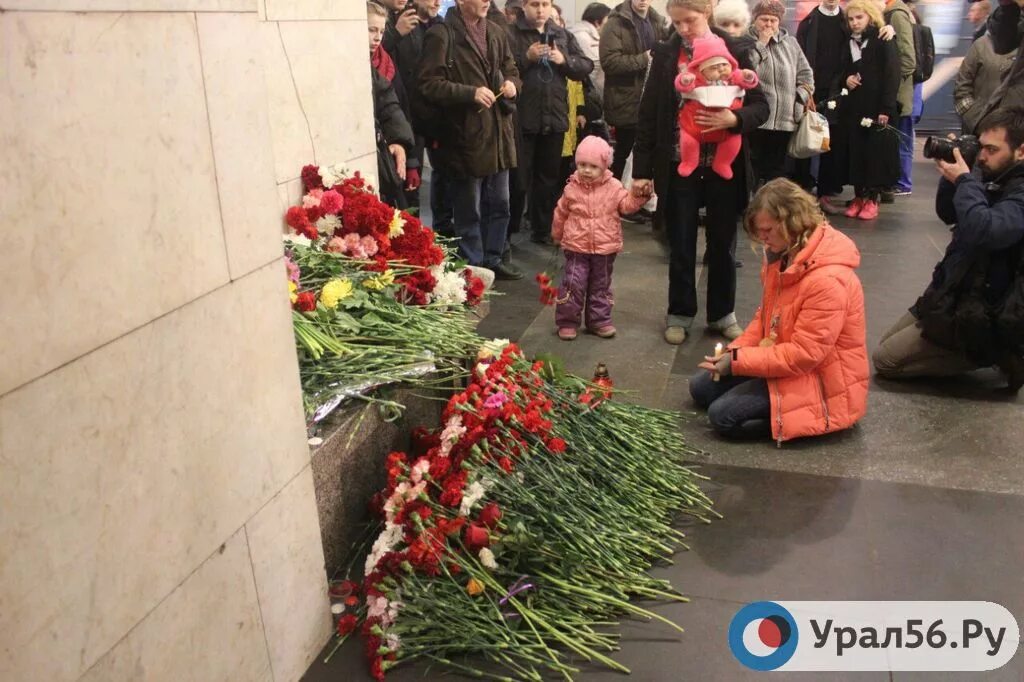 Технологический институт метро. Цветы у метро Технологический институт. Теракт в метро технологический институт