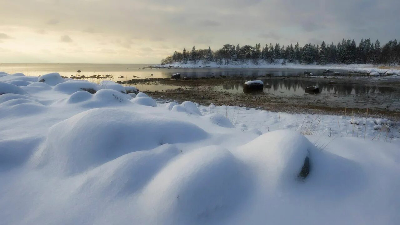 снежное озеро саяны. суровый западный. чукотка холодный край. тайга восточной сибири климат. суровый снежный пейзаж.