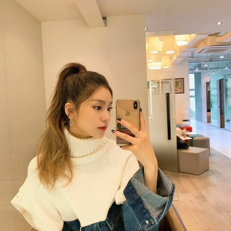 Itzy mirror. Йоджи itzy эстетика. хван йеджи инстаграмм. хван йе джи селфи. йоджи itzy селфи.