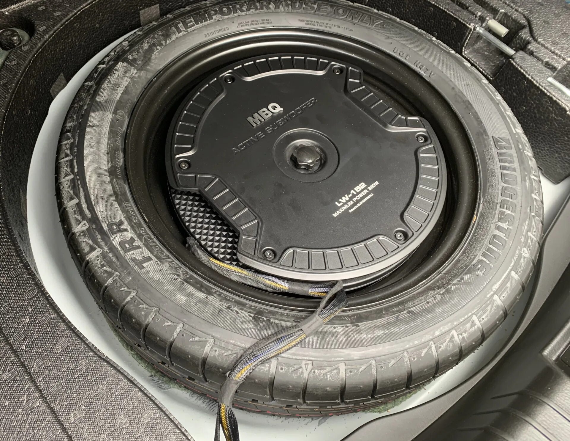 Sonata ef сабвуфер в запаску. Сабвуфер в запаску bose r17. Саб в запаску. Активный сабвуфер в запаску touareg. Сабвуфер eton в запаску.