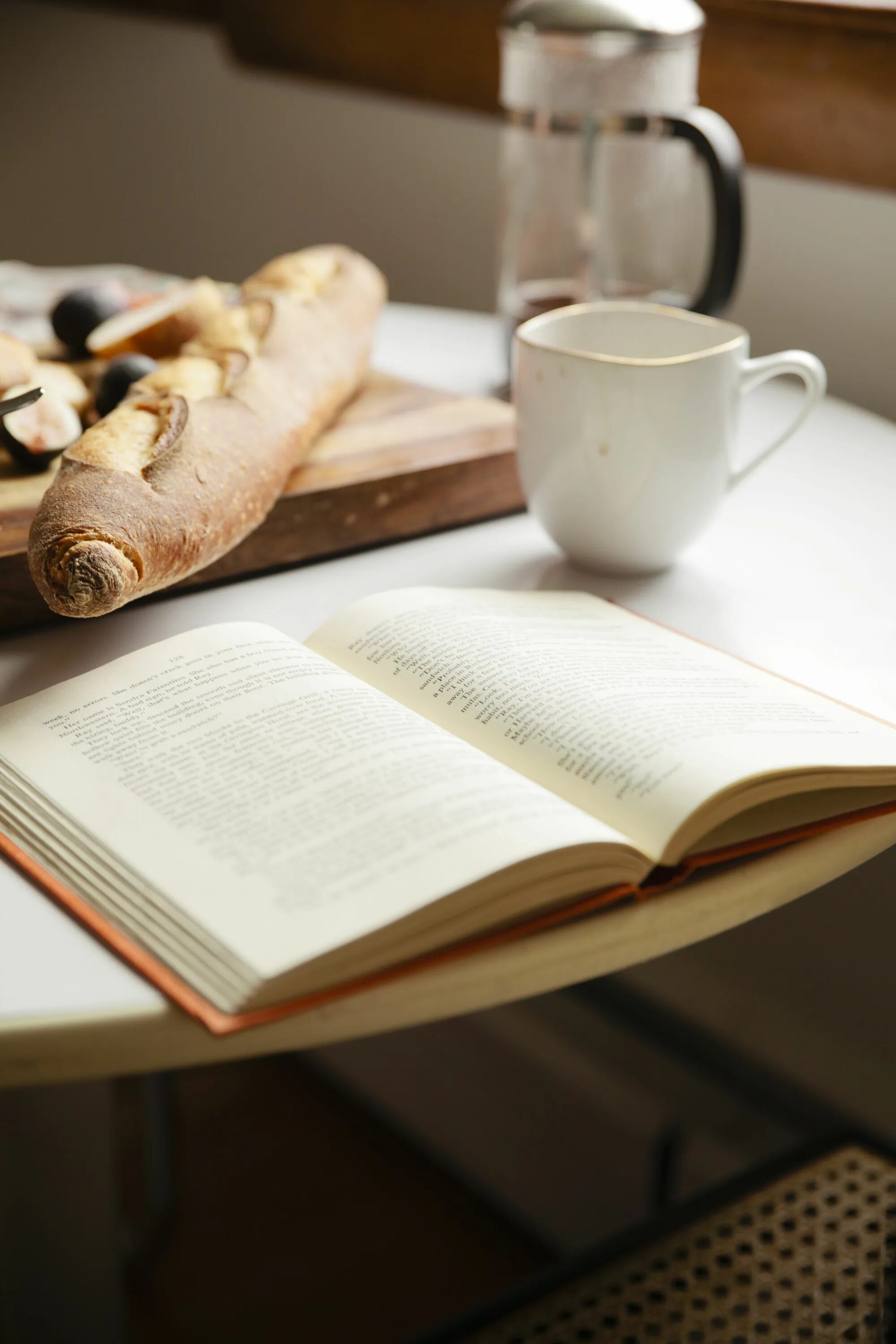 Чтение за едой. Продуктивный день эстетика. Breakfast book. Стол «книга». Книга завтраки для удачного дня.