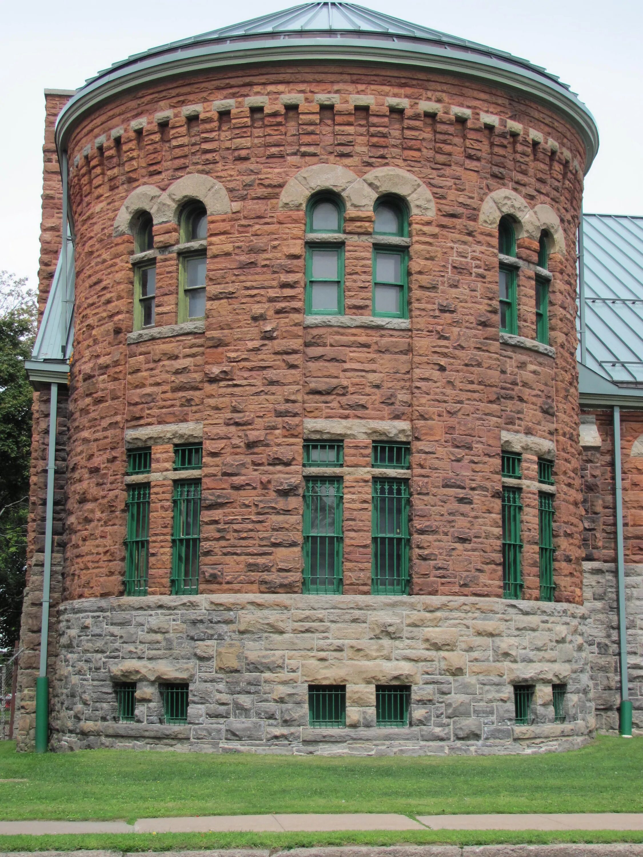 Round building. Архитектура Манчестера красный кирпич. Кирпичные здания Балтимор. Голландский кирпич 19 век. Калининград здание из красного кирпича Ганзейский стиль.