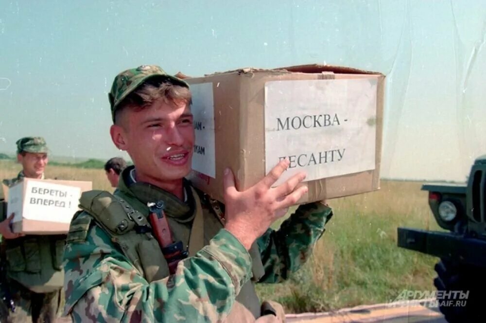 Марш-бросок российских десантников на Приштину. Аэропорт "Слатина", 1999. Миротворцы. Марш-бросок российских десантников на Приштину в 1999. Марш бросок Слатина.