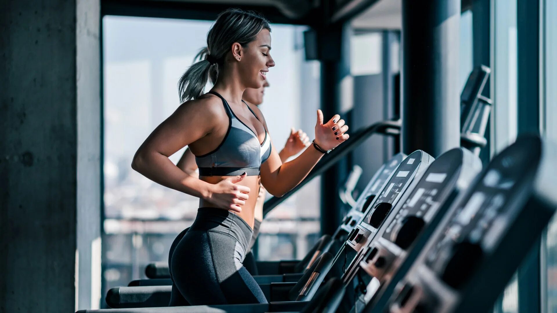 Девушка спорт. Девушка и фитнес. Фитнес аэробика. Занятия фитнесом. Спортивные девушки.