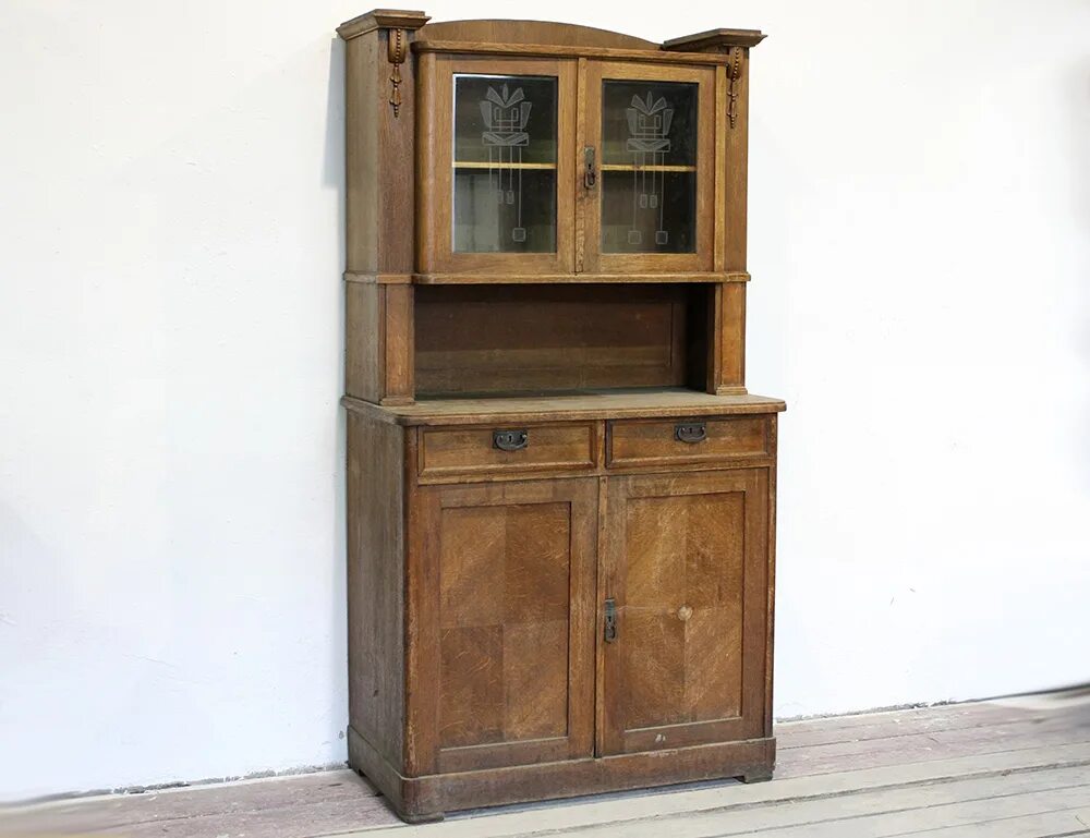 Старинный сервант. Старый буфет. Старый буфет. Старинный сервант. Антикварный буфет.