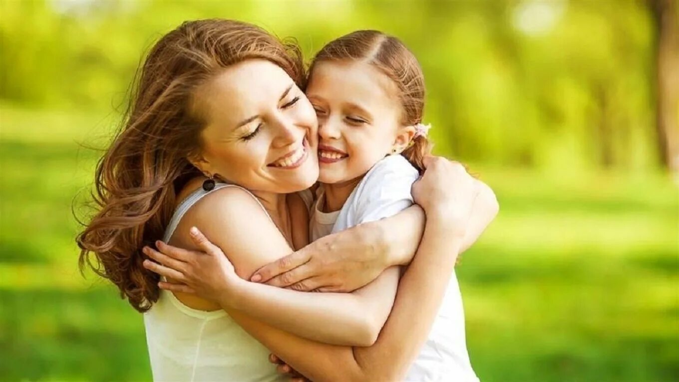 Mother and daughter family. Счастливая мама с ребенком. Мать обнимает ребенка. Дети обнимаются с родителями. Объятия детей.