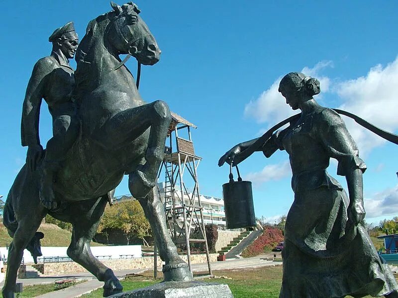 Создатель памятника тихий дон. Вешенская памятник григорию и аксиньи. Тихий дон станица вешенская. Памятник григорию и аксинье. Создатель памятника тихий дон.