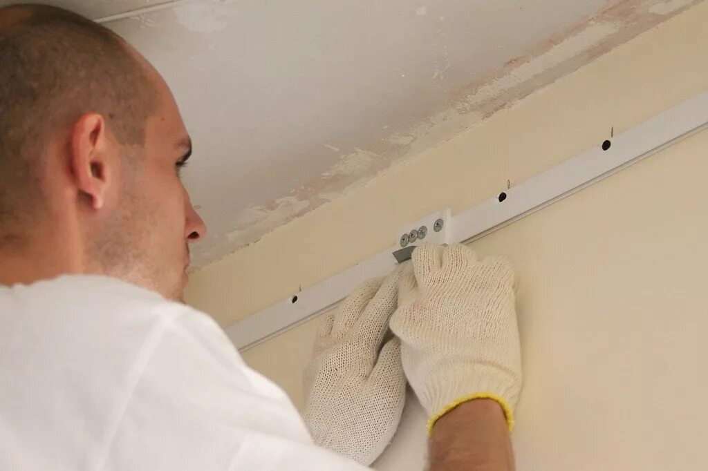 Профиль подставочный для пластиковых окон рехау. Перемычка стоечных профилей. Установленных профиль. Крепление потолочного профиля. Крепление направляющих пнп для гипсокартона.