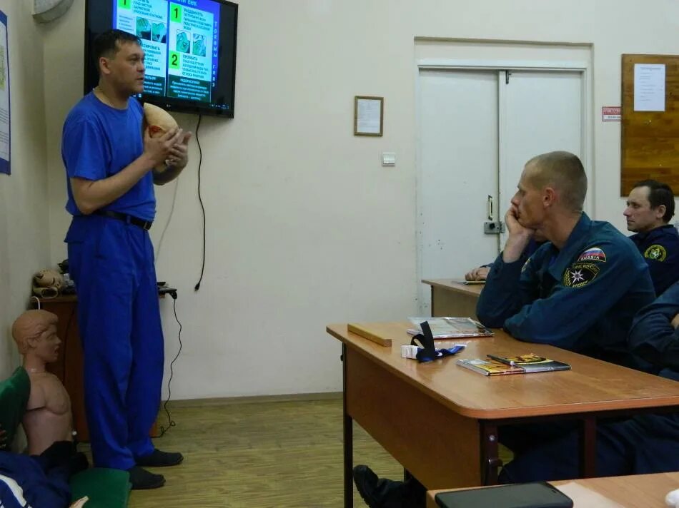 Памятка " оказание помощи". Первое правило мчс. Первое правило мчс. Оказание первой медицинской помощи на воде. Первое правило мчс.