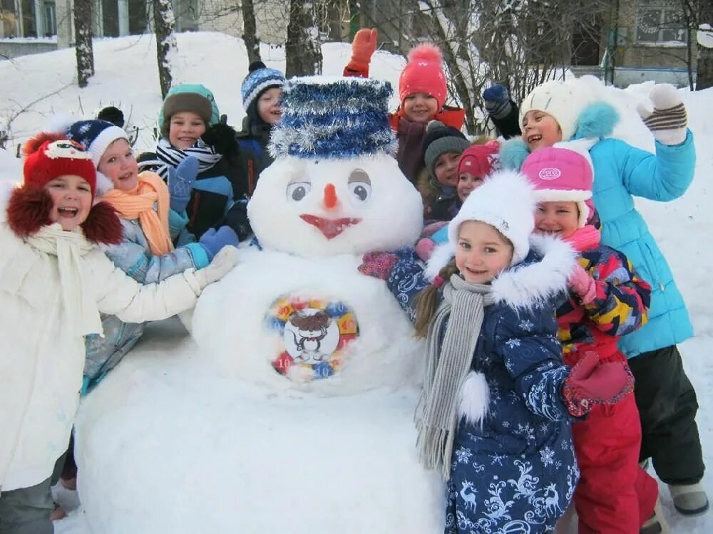 День снеговика в саду