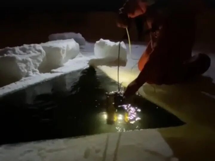 Нашли женщину утонувшую в проруби на крещение. Тело девушки утонувшей в проруби. Нашли женщину утонувшую в проруби на крещение. Нашли женщину утонувшую в проруби на крещение. Тело женщины утонувшей в проруби на крещение 2022.