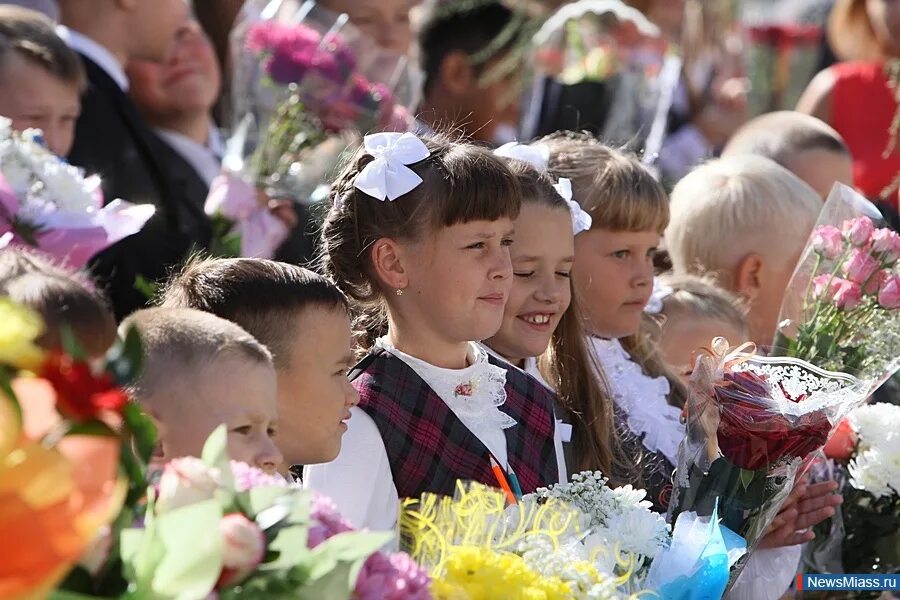 Последний звонок линейка фото родителей. 1 сентября первый звонок. Школьники на линейке. Первый звонок. Линейка в школе первый звонок.